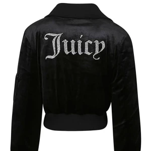 Svart velourjacka från Juicy Couture - Snygg svart velourjacka från Juicy Couture med glittrande text på ryggen. Jackan har dragkedja framtill och två fickor med knappar. Perfekt för en trendig look.