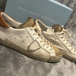 Philippe model - Feta models i 7/10 skick i beige/brun färg. Storlek 43. Passar 44. Box ingår