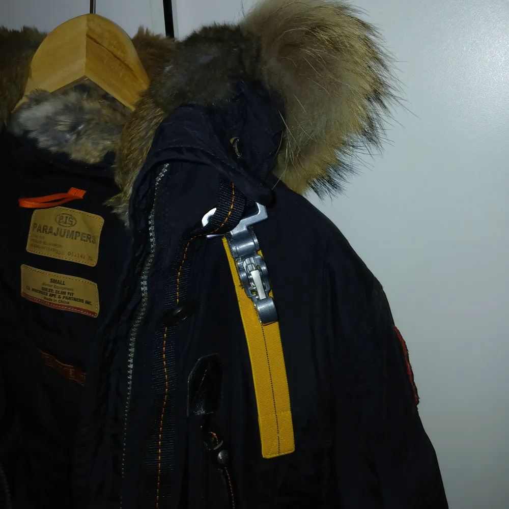 Hej! Jag säljer min parajumper jacka som kostade 3000 kr den är nästan helt oanvänd o är i gott skick jag säljer pga fel strl. Strl S jag säljer den för 2000 kr. Priset kan diskuteras. Jag tar swish Finns I Huddinge Centrum.. Takit.