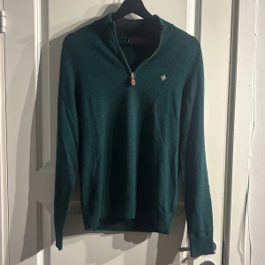 Morris 1/4 zip - Quarter zip från Morris I 100% merino ull. Mycket bra skick och inget tecken på andvändning.