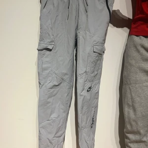 Grå cargobyxor från Nike - Tunna gråa cargo airmax byxor. Väldigt bra skick. Lite små i storleken dock👍🏽