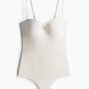 Hm body  - Någon som skulle vilja byta min slutsålda vita body från hm till en likadan i svart 💕den är bara testat och har prislapp kvar!  kan annars tänka mig att sälja 💕