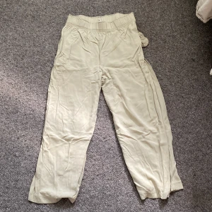Gröna mjukisbyxor - Säljer ett par bekväma beige mjukisbyxor i storlek M. Byxorna har en elastisk midja och är perfekta för en avslappnad dag hemma eller för att springa ärenden. De är i bra skick och väldigt mjuka och sköna att ha på sig. Perfekta för höst- och vinterdagar när du vill hålla dig varm och mysig. Jättesköna! köparen betalar för frakt 