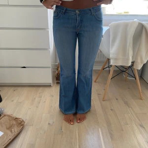 Lågmidjade jeans - As snygga lågmidjade vintage jeans. Älskar men måste rensa!! Hon på bilden är 174cm ❤️