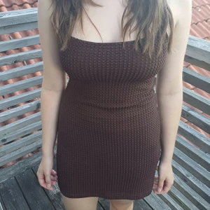 Brun klänning🤎 - Superfin brun  klänning. Klänningen har smala axelband. Den är i nyskick utan defekter! Storleken är dam xxs men funkar för xs och s också!☺️☺️