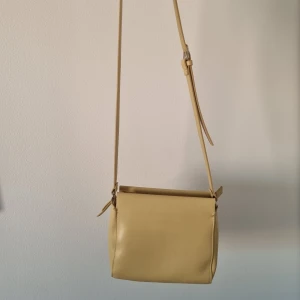 Handväska - En söt handväska i otroligt fint skick!! Inga repor eller skador