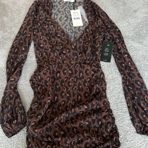 Leopardklänning - Superfin leopardklänning Aldrig använd, prislapp kvar Stl 32 Från nakd 