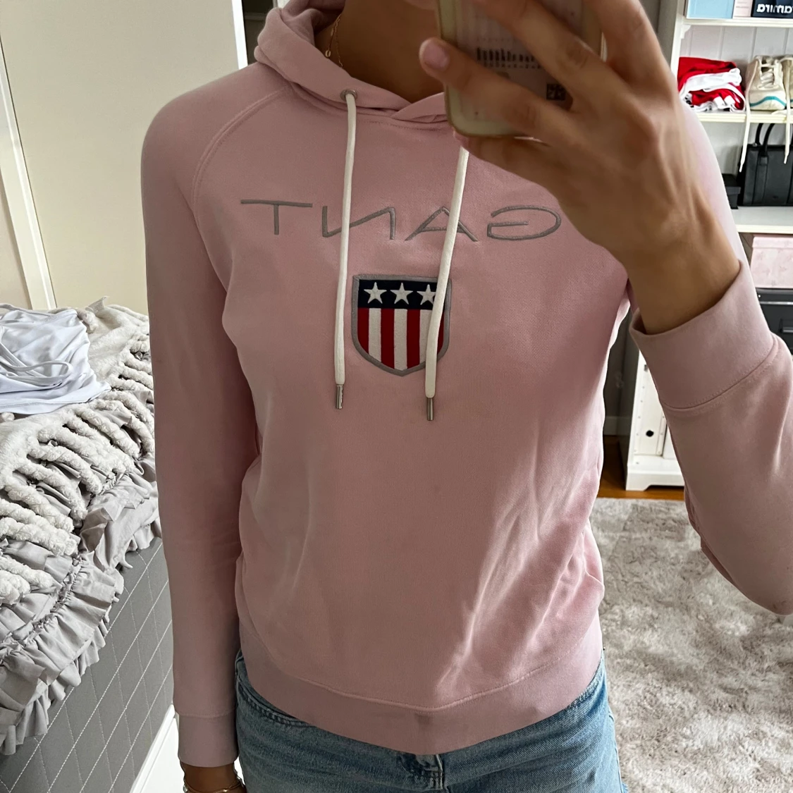 Rosa hoodie från GANT
