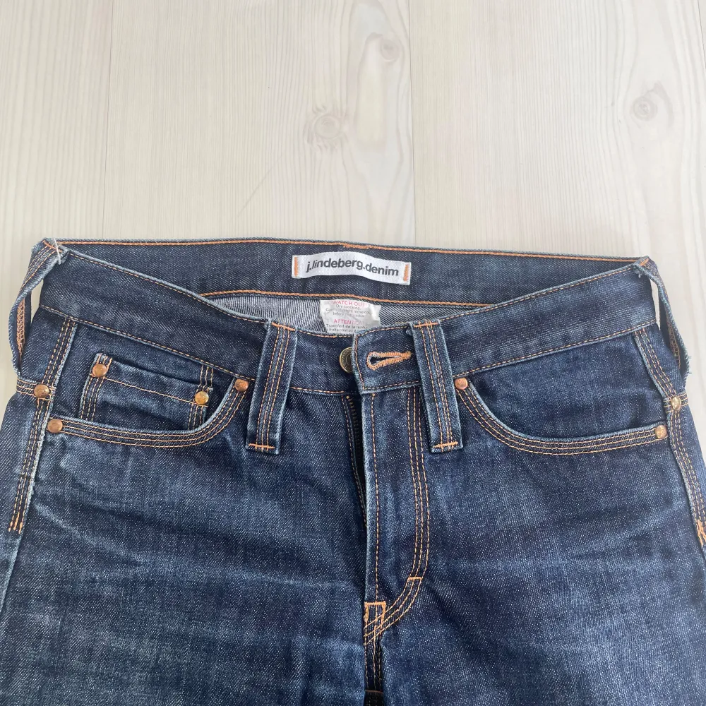 säljer dessa snygga jeans köpa här på plick! De är alldeles försmå för mig så kan därför inte visa bilder på och vet inte heller hur dem sitter på, därav lågt pris. Innerbenslängd: 75,5 cm  Midja: 37 cm rakt över 💙💙💙. Jeans & Byxor.