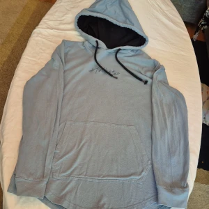 Hoodies från Hollister i olika färger - Säljer tre snygga hoodies från Hollister i storlek XS. De finns i färgerna ljusblå, röd och mörkblå. Alla har en stor ficka på magen och en justerbar huva med dragsko. Perfekta för höst och vinter, och de är i nyskick. Passar bra till  vardag 