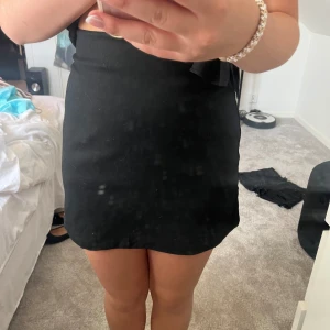 Svart kjol - Fin svart kjol från monki  Aldrig använd med prislappen kvar!💗