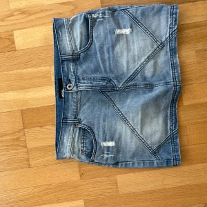 Jeanskjol  - Skit snygg jeanskjol som tyvärr passar it mig