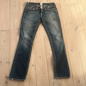 True Religion Byxor - Säljer dessa jeans eftersom de var för stora för mig. Köpte de här på Plick men de är i bra skick. De är bootcut.