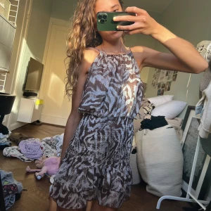 Zebra klänning  - Populär klänning från zara!🩵säljer endast vid bra bud!