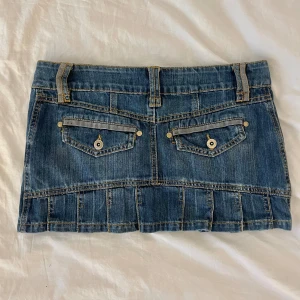 Jeanskjol - Såå fin och unik jeanskjol❤️😍midjemått 81 cm