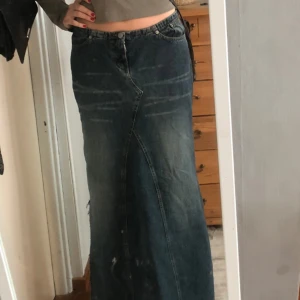 Lång jeanskjol - Superfin lång jeanskjol som tyvärr har blivit för liten på mig (gammal bild). Jag har klippt en slit Långstrump med på ena sidan därav sänkt pris, men annars bra kvalitet!