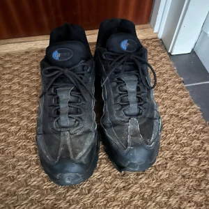 Nike air Max 95  - Dem här skorna är slitna men dem kan räddas med lite kärlek. Köpta vintern 2023. Original pris :- 2200kr 