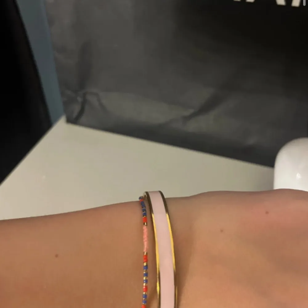 Rosa armband med guldfärgat på kanten. Går att justera storleken. Ej riktigt guld, rostar inte! Skriv för fler frågor eller bilder.. Accessoarer.