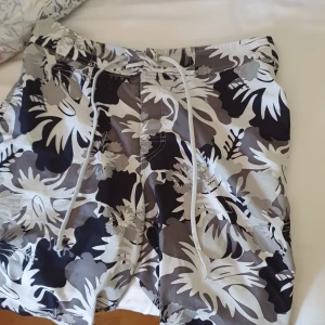 Bad shorts herr - Ett par badshorts grån SOC i storlek XS knappt använda. Storleken är för stor för mig. Pris kan diskuteras! :)
