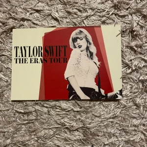 TAYLOR SWIFT KORT - Säljer två av mina vykort från mitt vip paket från the eras tour💕🌸 250 för båda  150/styck Pris kan diskuteras vid snabb och smidig affär💕💕💕