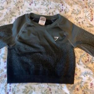 Träningströja - Fin tröja från Gymshark i mycket bra skick! Hör av er till mig om ni har frågor eller vill ha fler bilder! Har även lagt upp en del andra träningskläder på min plick så kika gärna där vid intresse!🤩