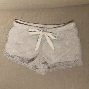 Spetsshorts💖 - Jättefina spetsshorts!! Begngnade men endast testade av mig! Bra skick💓 sååå fina men var tyvärr för stora🎀 skriv vid frågor💖💖