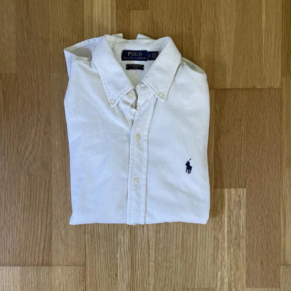 Ralph lauren skjorta i storlek S Riktigt fet skjorta gjord i mesh som passar perfekt till en varm sommardag. Riktigt bra skick, nypris: 1650kr. Skjortor.