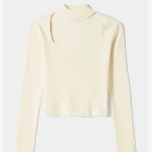 Trendig tröja! - supersöt populär tröja från bershka! Går tyvärr inte o köpa längre. Superskönt mjukt material. Nyskick! Skriv vid frågor!🥰