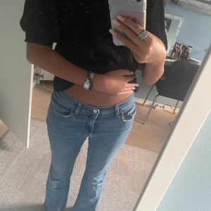 Blå jeans från Perfect Jeans - Säljer ett par snygga blå jeans från Gina tricot i storlek 36. De är lågmidjade och har en bootcut passform. De är i bra skick och väldigt bekväma att ha på sig. De har dock några stygn i bak men det syns inte alls tydligt. Köp dem nu eller ge ett bud! 💙