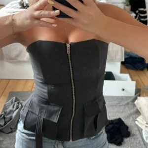 Topp zara  - Jättesnygg topp, säljer då den tyvärr var för liten  (Lånad första bild)  Jättefint skick 💗💗💗