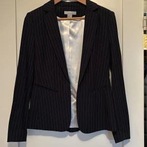 Kavaj från HM - Jättefin figursydd kavaj från HM, oanvänd. Kritstrecksrandig i storlek 34.