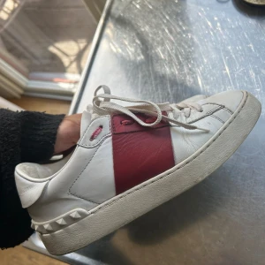 Valentino sneakers  - Funderar på att sälja mina röda valentino då jag är intresserad av ett par andra skor, de är fint skick men absolut lite täcken på användning, köp direkt för 1800kr 