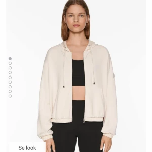 Zip tränings jacka - Krämvit träningsjacka från Oysho, är i superfint skick och perfekt om man ska gå och träna när det är lite kyligt. Säljer pga att den är sällan använd