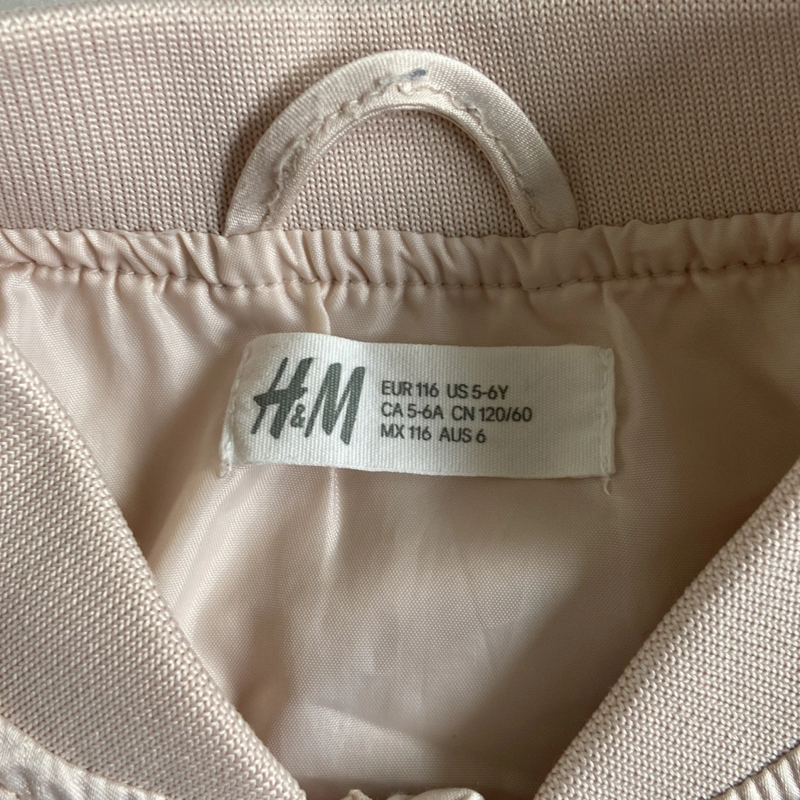 Beige bomberjacka med zebramönster från H&M - 91