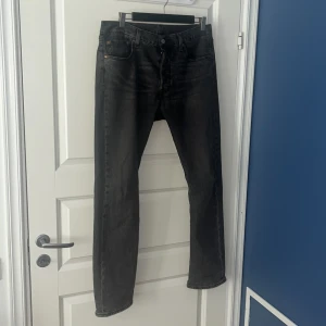 Levis 501 - Hej, säljer mina levis 501 pga att jag inte använder dom. De är i ny skick och pris kan diskuteras