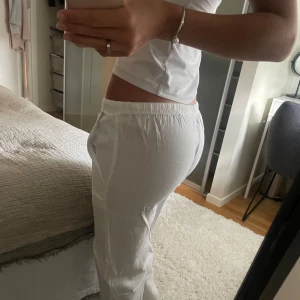 Lågmidjade linnebyxor  - Lågmidjade linnebyxor från Gina Tricot. Inte alls genomskinliga och jättebra skick🤍