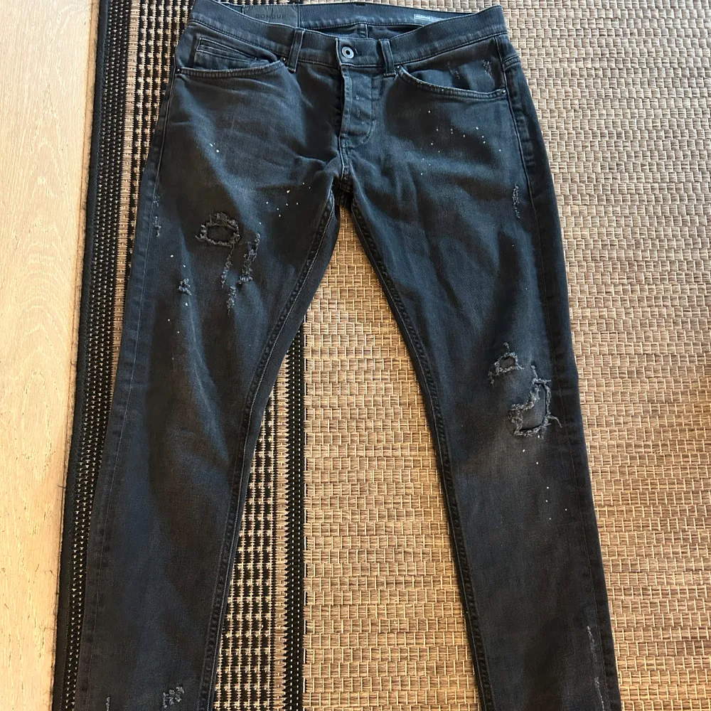 Säljer mina svarta dondup jeans i modell george med sköna slitningar då de inte används längre. De e bara och skriva vid minsta fundering.. Jeans & Byxor.