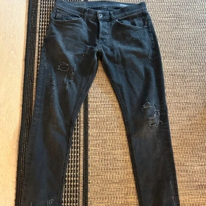 Dondup jeans - Säljer mina svarta dondup jeans i modell george med sköna slitningar då de inte används längre. De e bara och skriva vid minsta fundering.