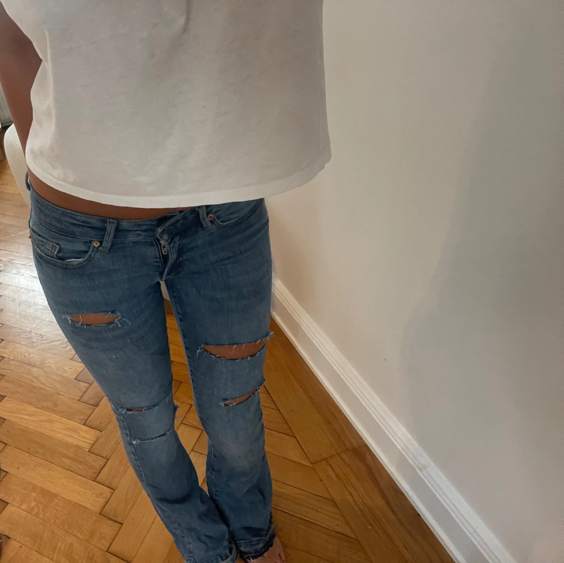 Super snygga lågmidjade slitna jeans bootcut