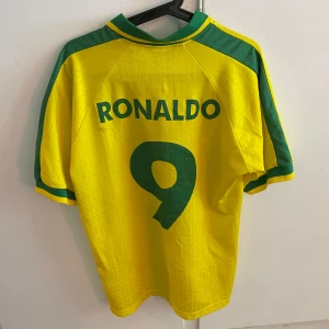 R9 tröja - I bra skick men det är en liten fläck på som jag tror går bort i tvätten lätt