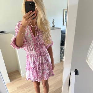 Zara klänning  - Eftertraktad klänning från zara i storlek s. Köp gärna via köp direkt🌺!!