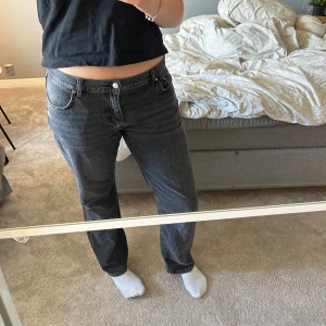 Svarta Gina Tricot jeans low waist - Jag säljer nu mina jeans från Gina Tricot.De är i mycket bra skick då de endast använts ett antal gånger, jag är 183 och de går hela vägen ner. Jag vill bara meddela att jag säljer pga dessa pågrund av viktnedgång. 💗