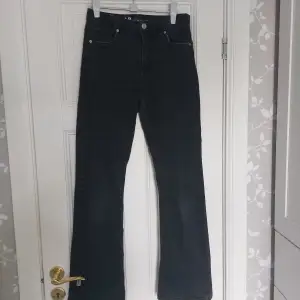 Fina svarta bootcut jeans från kappahl i fint skick! Skriv för frågor!