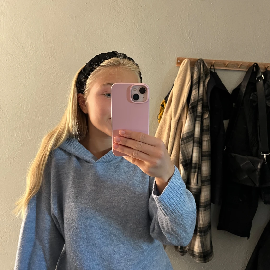 Ljusblå stickad hoodie