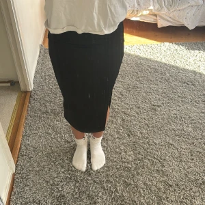 Svart kjol - Svart längre kjol. Storlek S och aldrig använd. Kommer inte ihåg vart den är ifrån men skulle tro h&m