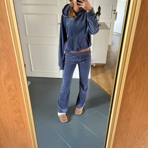 Mysig blå hoodie - Säljer ett supermysigt set. Det är perfekt för höst och vinter, och materialet känns som sammet vilket gör den extra skön att ha på sig. Hoodien har en normal passform och långa ärmar. Byxorn är mums waist och bootcut. Perfekt för en chill dag hemma eller en promenad i parken. Motsvarar storlek XS men är stretchig. 💙
