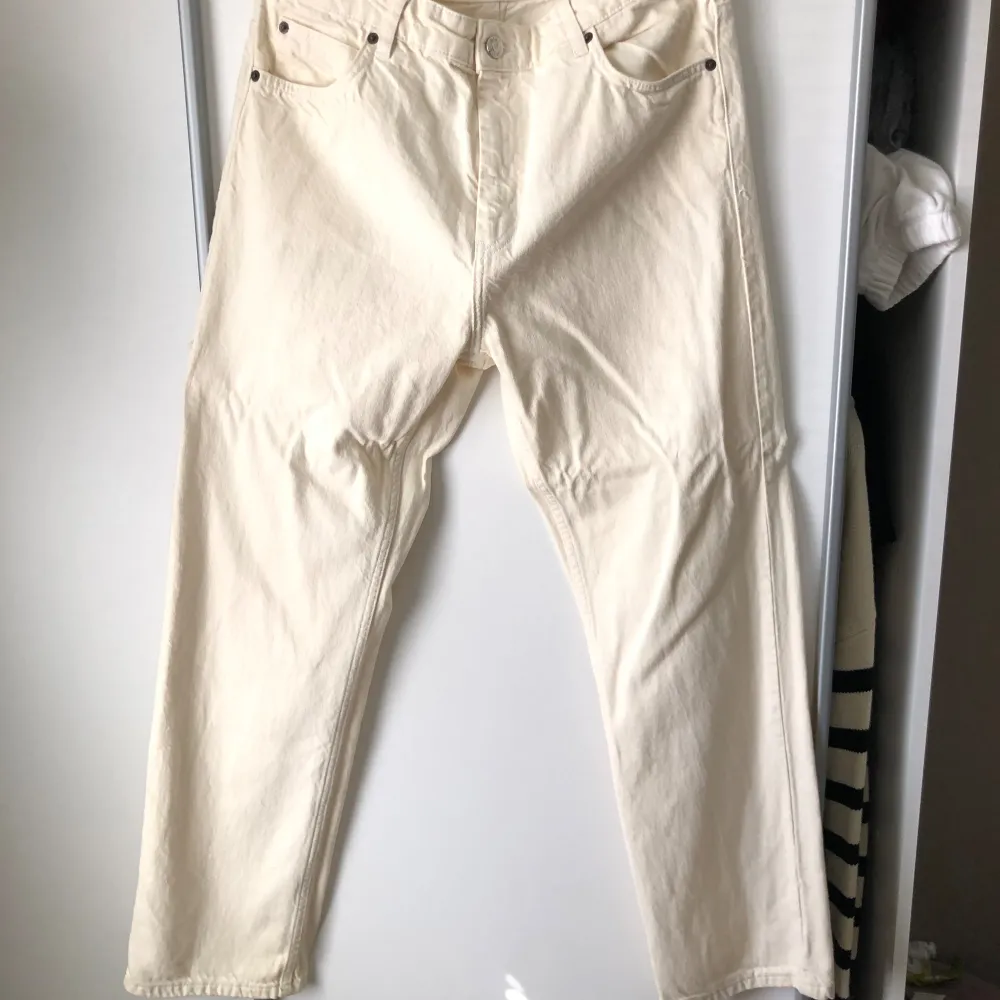 Säljer ett par snygga offwhite jeans från Just Junkies. De är i storlek 33/30 och är tillverkade av 100% bomull. Perfekta för en casual look och kan matchas med nästan vad som helst. De har en straight fit och är riktigt bekväma. Passar både till vardags och fest!. Jeans & Byxor.