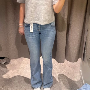 lågmidjade jeans  - säljer dessa as snygga lågmidjade jeans från Gina Young i storlek 164, passar mig som har storlek 34 vanligtvis🥰