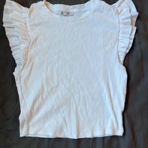 Zara topp🤍🫧 - Topp från zara, helt ny bara provad👌🏻 Tvättas innan🫧
