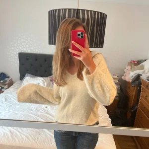 Mysig vit stickad tröja - Säljer en supermysig vit lurvig stickad tröja från Gina tricot. Tröjan har en normal passform. Perfekt för höst och vinter! 💖